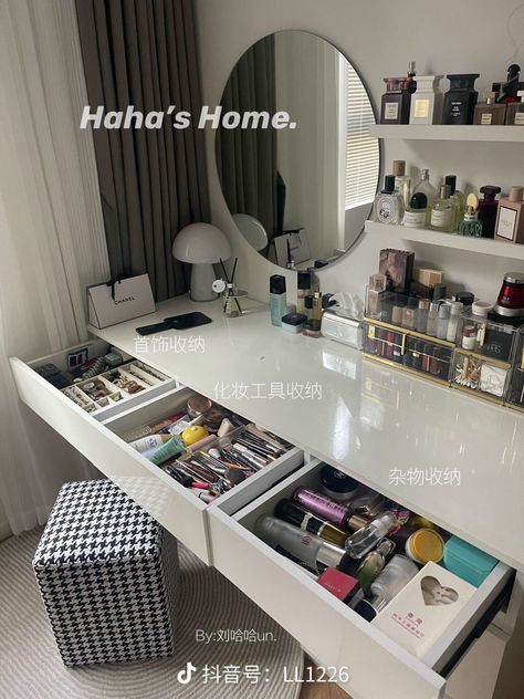 Makeup Section In Bedroom, Make Up Space In Bedroom, Makeup Table Organization Ideas, Room Dressing Table Ideas, Room Mirror Aesthetic, Modern Dressing Table Designs Bedrooms, Room Mirror Design, Mirror Dressing Room, Room Mirror Selfie