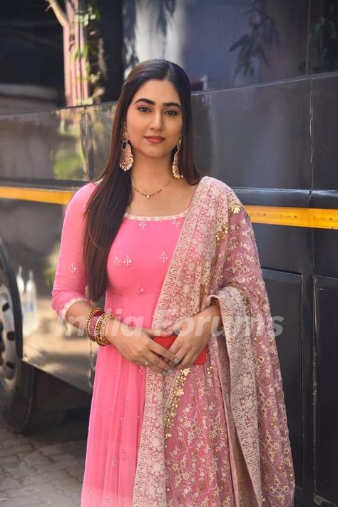 Disha Parmar looked pretty in pink as she was spotted on set. Shivangi Khedkar, Plain Kurti Designs, Nakul Mehta, Disha Parmar, Simple Saree Designs, Engagement Hairstyles, Indian Actors, Simple Sarees, Traditional Indian Outfits