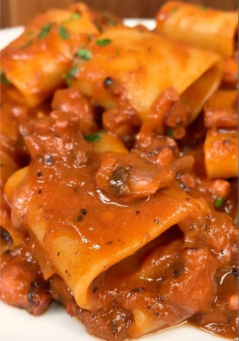 Schiaffoni al Ragù di Polpo - Al.ta Cucina | pastagarofalo Italian Fish, Glass Of Red Wine, Tomato Puree, The Octopus, Chilli Pepper, Rigatoni, Authentic Recipes, Food Culture, Classic Italian