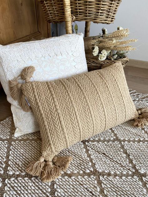 Le coussin bohème Chic de Blanc Mariclo est un coussin romantique qui apportera une touche de fraîcheur et de modernité à votre intérieur. Fabriqué à partir de 100% coton au coloris blé, ce coussin offre une sensation de douceur et de luxe. Sa taille de 30x50cm apportera une touche élégante et subtile à votre décor. De plus, avec son dessin géométrique et ses triple pompons aux extrémités, ce coussin apportera une ambiance chic et bohème à votre intérieur.       Dimensions   50 × 30 cm   En Decoration Boheme, Boheme Chic, Deco Boheme, Pillows, Crochet