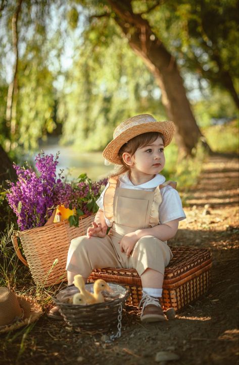 duck girl photoshoot One Year Old Spring Photos, Kids Spring Pictures, Outdoor Easter Photography, Easter Photoshoot Toddler, Kids Spring Photoshoot, Duck Photoshoot, Kids Outdoor Photoshoot, Easter Shoot, Picnic Photo Shoot