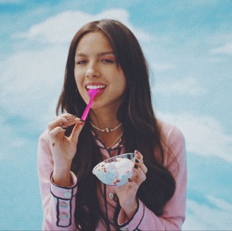 Olivia Rodrigo Polaroid, Deja Vu Olivia Rodrigo, Olivia Rodrigo Deja Vu, Selfie Pfp, Olivia Rodrigo Aesthetic, Olivia Rodrigo Icon, Spicy Pisces, Deja Vu, Celebrity Art