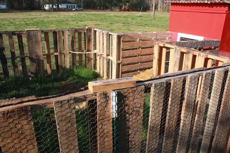 Pallet Fence for Chicken Coop Pallet Chicken Run, Pallet Chicken Coops, Pallet Coop, Pallet Fences, Goat Playground, Chicken Coop Pallets, Chicken Fence, Portable Chicken Coop, Chicken Pen