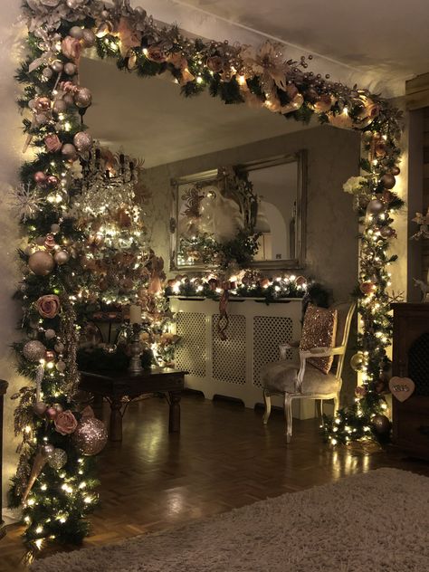 Diy Art Christmas, Christmas Home Decorating, Christmas Decorations Apartment, Christmas Dreaming, Christmas Apartment, Cozy Christmas Decor, Christmas Decor Inspiration, Christmas Interiors, Christmas Themes Decorations