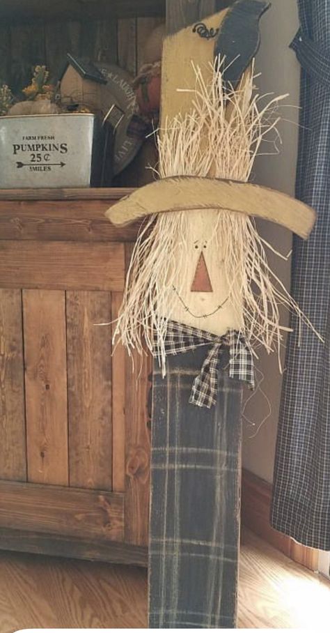 Decorated Shutters Ideas, Wood Scarecrow Ideas, Scarecrow Ideas Diy Fall Crafts, Tin Can Scarecrow, Crow Sitting, Wooden Scarecrow, Country Fall Decor, Thanksgiving Wood Crafts, Wood Scarecrow