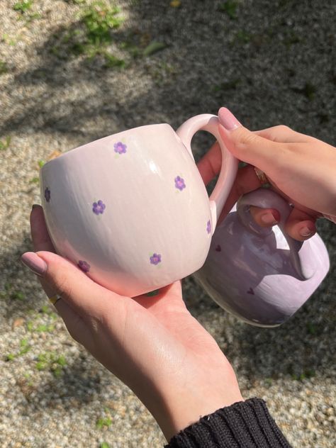 Purple Pottery Painting, Mug Painting Ideas Easy, Pottery Painting Ideas For Beginners, Cup Painting Ideas, Pottery Cafe, Easy Clay Sculptures, Ceramic Cafe, Painted Ceramic Plates, Diy Pottery Painting