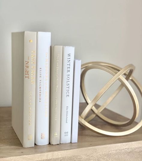 White And Gold Bedroom Aesthetic, Decorative Books Display, White Aesthetic Bedroom Ideas, Decor Books, Dream Dream, Decorative Books, White Books, Iconic Fashion, Beige Aesthetic