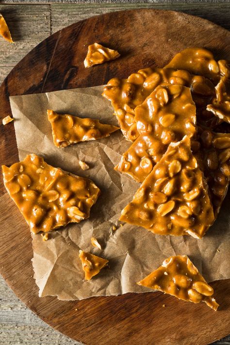 Mary Berry Peanut Brittle is a classic confectionery treat made with a combination of sugar, corn syrup, roasted peanuts, butter, baking soda, and vanilla No Bake Coconut Cream Pie, Easy Peanut Brittle Recipe, Sweet Tooth Snacks, Peanut Crunch, Homemade Peanut Brittle, Microwave Peanut Brittle, Homemade Green Bean Casserole, Peanut Brittle Recipe, Almond Brittle