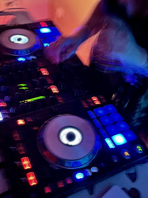 Dj Board, House Party Aesthetic, Romy And Michelle, Dj Decks, Dj House, Ibiza Party, Fun Aesthetic, Big Speakers, Vinyl Scratch