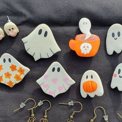 Spoownie (Malina) on Instagram: "Here are my Ghosts!!!👻 I love them! I would be so happy to make more of them just for you✨️ all infos in my Highlight story "Halloween collec" 🎃  #halloween #spooky #fimo #polymerclay #clayart #clayartist #artist #smallbusiness #pins #claypins #ghost #fantome #pumpkin #handmadepins #handmade #spoowniecollection #spookyart" Polymer Clay Ghost Diy, Halloween Clay Magnet Ideas, Polymer Clay Ghosts, Fall Clay Magnets, Halloween Clay Pins, Ghost Clay Figures, Clay Ghosts, Halloween Magnets, Highlight Story