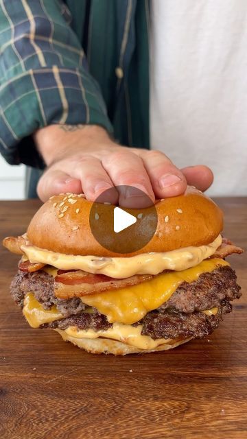 Baconnaise Recipe, How To Make Burgers, 1000 Likes, Brazilian Dishes, Bacon Burger, Homemade Burgers, American Food, Bacon Recipes, Fennel