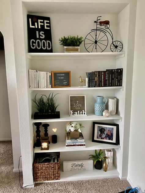 White Book Shelf Decor Living Room, Book Shelf In Office Room, 2 Shelf Bookcase Decor, Decorate Small Bookshelf, Top Of Shelf Decor Living Room, Big Bookshelf Decor, Book Shelf Decor Ideas Bedroom, Home Decor Ideas Bookshelves, Multiple Shelf Decor