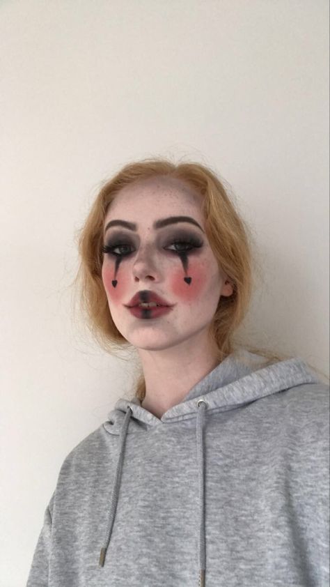 A practiced look for Halloween; scary mime with hearts Mime Halloween Makeup, Circus Halloween Costumes Women, Clown Costume Halloween Women, Mime Makeup Simple, Minimal Clown Makeup, Mime Costume Diy Women, Easy Clown Costume Women, Killer Clown Costume Women, Cute Creepy Clown