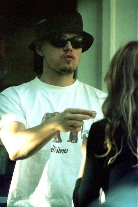 Spirit Film, 90s Fashion Icons, Leo And Kate, Beyond Good And Evil, Leonardo Dicaprio 90s, Young Leonardo Dicaprio, Hat Photo, Films Movies, Leo Dicaprio