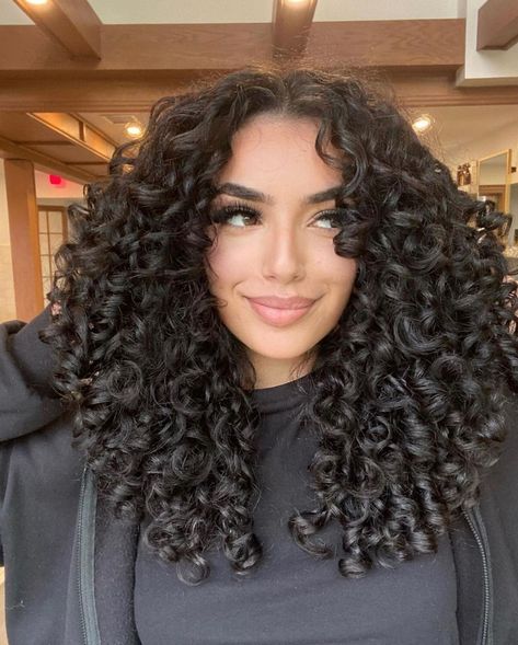 Layered Haircuts On Curly Hair, Black Curly Hair Layers, Shoulder Curly Haircuts With Layers, Curly Cut Inspiration, Curly Hair W Layers, Curly Haircuts Short Natural Curls, Curly Cut Inspo Pics, Curly Bayalage Brunette, 3 A Curls