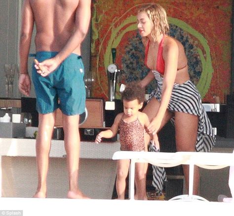 Baby steps: Beyonce lets her daughter take a few steps as Jay Z hides his cigar behind his back Jay Z Blue, Beyonce Memes, Beyonce Family, Beyonce 2013, Beyonce Pictures, Girls Run The World, Carter Family, Mrs Carter, Beyoncé Giselle Knowles-carter