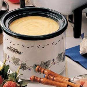 Crockpot Fondue, Easy Fondue Recipes, Cheddar Fondue, Cheese Fondue Recipe, Fondue Recipes Cheese, Fondue Recipe, Fondue Party, Fondue Recipes, Cheese Fondue