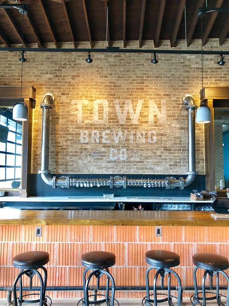 Rustic Beer Bar, Tap House Bar Design, Tap House Bar Ideas, Basement Brewery Ideas, Tap Room Brewery Design, Brewery Lighting, Beer Shop Design, Brewery Bar Design, Brewpub Design