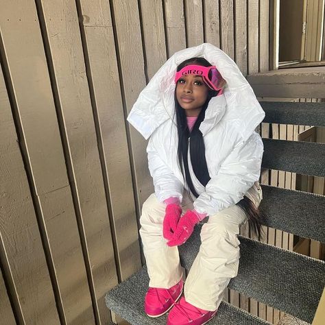 Black Girls Winter Outfits, Snow Outfit Ideas, Moon Boots Outfit, Mode Au Ski, Snow Outfits For Women, Ski Outfit For Women, Minimalist Winter Outfit, Winter Vacation Outfits, Ski Trip Outfit