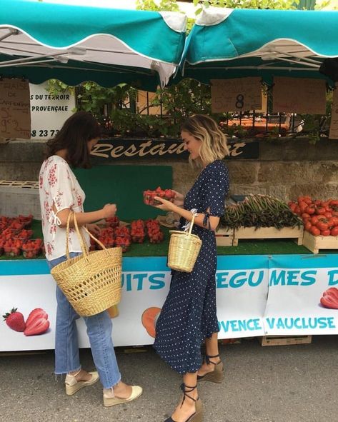 Style Chic Parisien, French Wardrobe Basics, Parisian Summer, French Wardrobe, Style Parisienne, French Summer, Parisienne Chic, Parisian Chic Style, Style Français