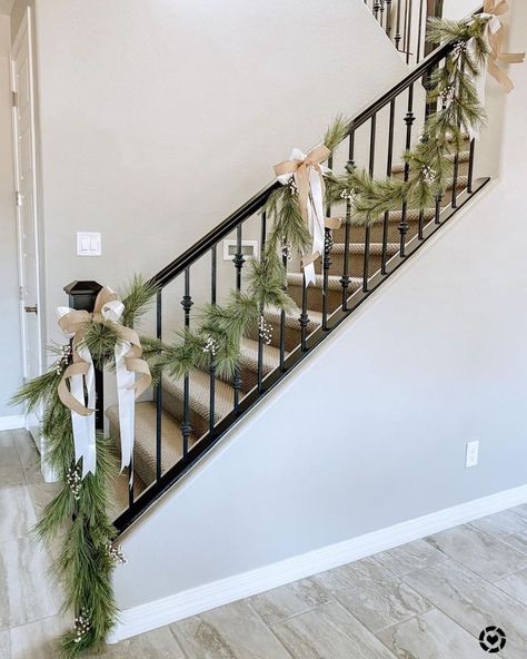 Garland And Stockings On Staircase, Simple Banister Christmas Decor, Stair Railing Christmas Decorating Ideas, Christmas Bannister Ideas, Simple Christmas Garland, Banister Decor, Christmas Garland Staircase, Staircase Decoration, Christmas Banister