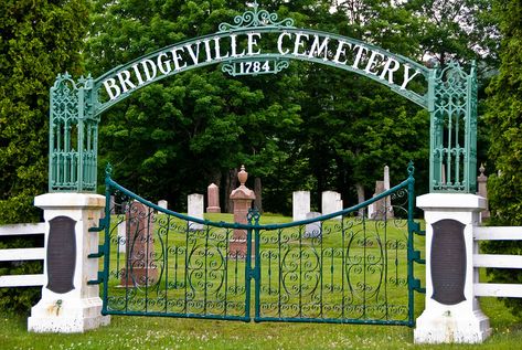 Halloween Gate, Diy Halloween Props, Cemetery Entrance, Cemetery Gates, Arch Gate, Ideas For House, Gate Signs, Temple Square, Halloween Props Diy