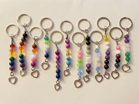 Things To Do For Pride Month, Crafts For Pride Month, Pride Things To Make, Diy Pride Crafts Easy, Pride Month Jewelry, Pride Keychain Diy, Pride Club Ideas, Easy Pride Crafts, Pride Jewellery Diy