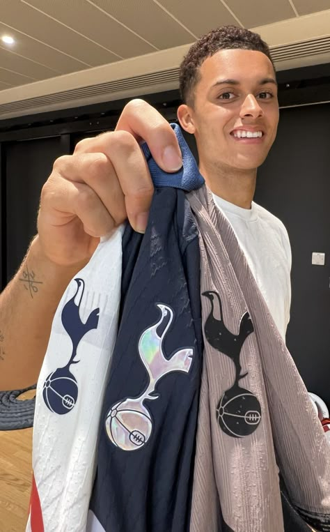 Na Pinie widzimy nowego piłkarza klubu Tottenham Hotspur, Brennana Johnsona. Walijczyk przeniósł się z Nottingham Forest za kwotę odstępnego wynoszącą okolice 47mln. Brennan Johnson Tottenham, Spurs Aesthetic, Tottenham Son, Totao, Brennan Johnson, Tottenham Hotspur Wallpaper, Spurs Tottenham, Tottenham Football, Tottenham Hotspur Players