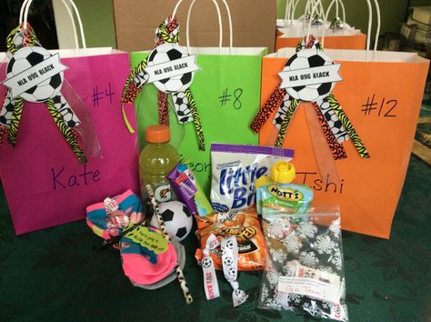 Soccer goody bags for soccer tournament Out Of Town Soccer Tournament, Soccer Team Goodie Bag Ideas, Soccer Goodie Bags For Players, Soccer Tournament Ideas, Soccer Goody Bags Ideas, Soccer Goodie Bag Ideas, Soccer Tournament Goodie Bags, Soccer Snacks, Outfit Gym