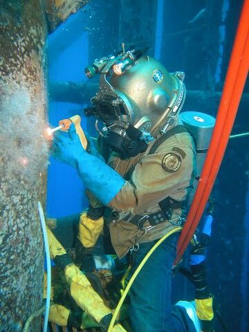 Underwater Welding Video, Deep Sea Diver Art, Saturation Diver, Rebreather Diving, Underwater Welder, Underwater Welding, Diver Art, Scuba Diving Shipwreck, Navy Diver