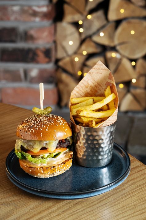 Burger and chips Burger Craft, Lodge Bar, Sauce Burger, Burger Images, Burger And Chips, Restaurant Plates, Gourmet Food Plating, Collection Board, Cold Sandwiches