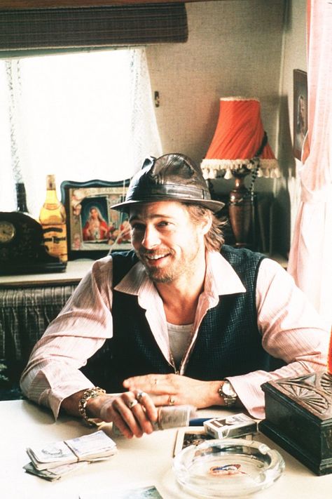 Brad Pitt as Mickey the Pikey in 'Snatch' Snatched Movie, Jason Flemyng, Brad Pitt Movies, Brad Pitt Photos, Geena Davis, Thelma Louise, Edward Norton, Guy Ritchie, Tyler Durden