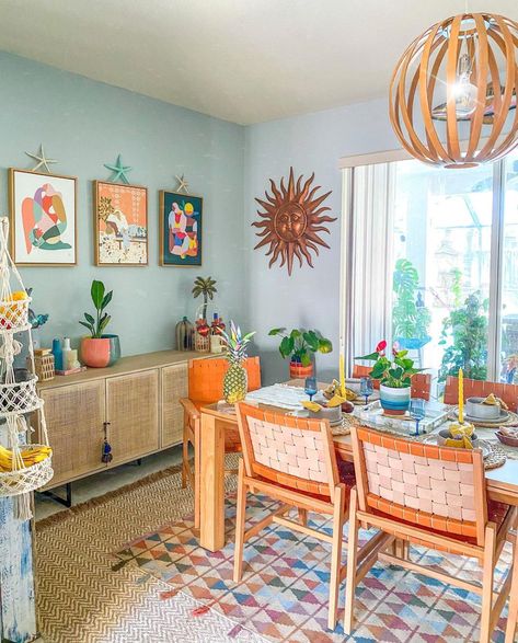 Apartment Therapy (@apartmenttherapy) • Instagram photos and videos Mexican Dining Room, Eclectic Dining Room, Boho Dining Room, Vibrant Living Room, Eclectic Dining, Apartment Dining Room, Dining Room Colors, Colourful Living Room, Eclectic Living Room