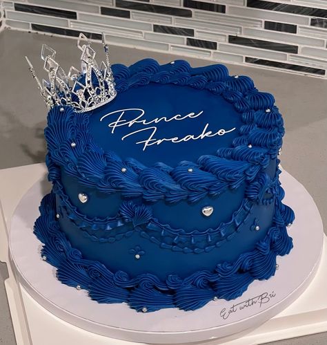 Absolutely love this velvety royal blue 💙 Crip Blue Bandana Cake, Royal Blue Birthday Cake, Cake Royal Blue, Royal Blue Cake, 17 Birthday Cake, 17 Birthday, Blue Birthday Parties, 18th Bday, Heart Cakes