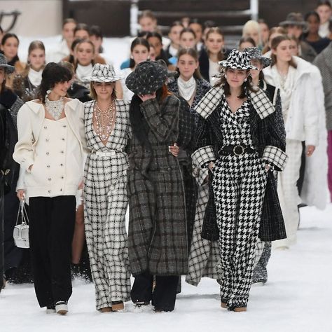 How the Chanel fashion show honoured Karl Lagerfeld in the most beautiful way Gala Gonzalez, Moda Chanel, Chanel Fashion Show, Mode Chanel, New York Street Style, Chanel Collection, Moda Paris, Claudia Schiffer, Double Denim