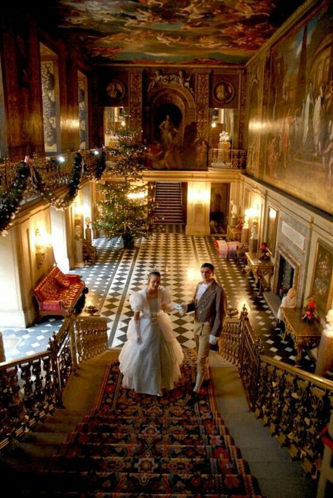 The beast and the beauty.. Antique Apartment, Regency Christmas, Christmas Castle, British Houses, House Uk, English Christmas, Old Manor, Castle Mansion, Chatsworth House