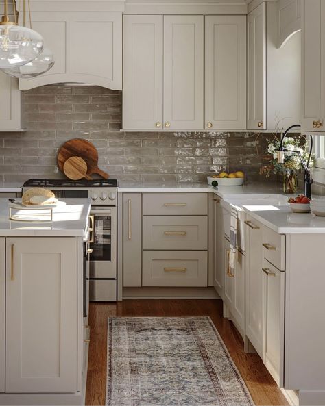 Cream Kitchen Black Hardware, Cream Cabinets Backsplash Ideas, Light Brown Painted Kitchen Cabinets, Cream Kitchen Countertops, Cream Cabinet Kitchen, Taupe Interior Design, Backsplash With Cream Cabinets, Cream Cabinets Black Countertops, Kitchen With Cream Cabinets