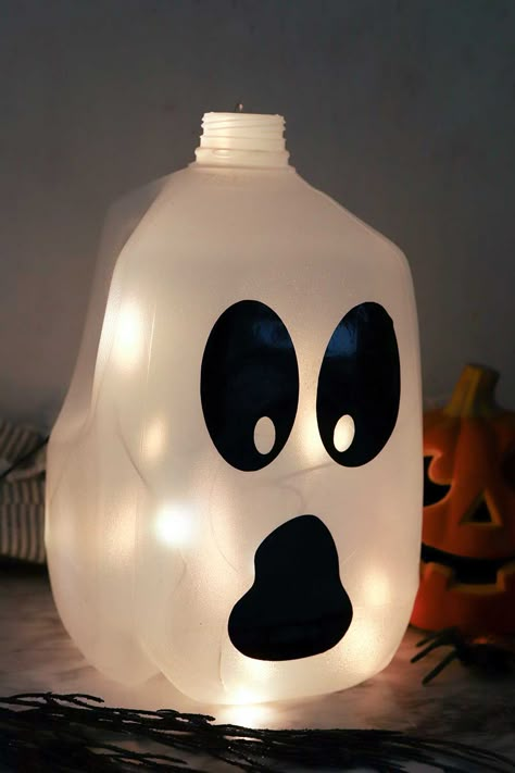 Plastic Bottle Halloween Decorations, Milk Gallon Halloween Crafts, Milk Jug Ghosts Halloween Decorations, Milk Bottle Ghosts, Milk Carton Ghosts, Halloween Milk Jugs Diy, Milk Jug Pumpkins, Milk Jug Halloween Crafts, Milk Jug Jack-o'-lanterns