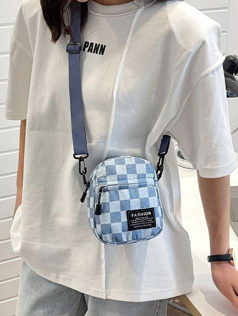 Mini Checkered Pattern Patch Detail Crossbody Bag #jeansbagpatterns #jeanbagspatternideas #recyclejeansbagpattern Jeans Bags Ideas Sewing Patterns, Mini Bag Diy, Diy Crossbody Bag, Bag Upcycling, Diy Bags Jeans, Mochila Jeans, Upcycled Bags, Jean Bag, Handbag Sewing Patterns