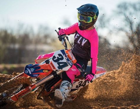 Finding the best dirt bikes for women can be pretty daunting. Here are a few things to consider when deciding on a dirt bike that's right for you. Womens Dirt Bike Gear, Bikes For Women, Bike Drift, Motocross Girls, Dirt Bike Gear, Dirt Biking, Dirt Bike Racing, Cool Dirt Bikes, Motorcross Bike