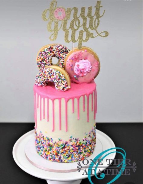 Doughnut Cake Birthday, Donut Smash Cake, Sprinkle Drip Cake, Geheimagenten Party, Donut Grow Up Party, Donut Sprinkle, Donut Birthday Cake, Doughnut Party, Donut Themed Birthday Party