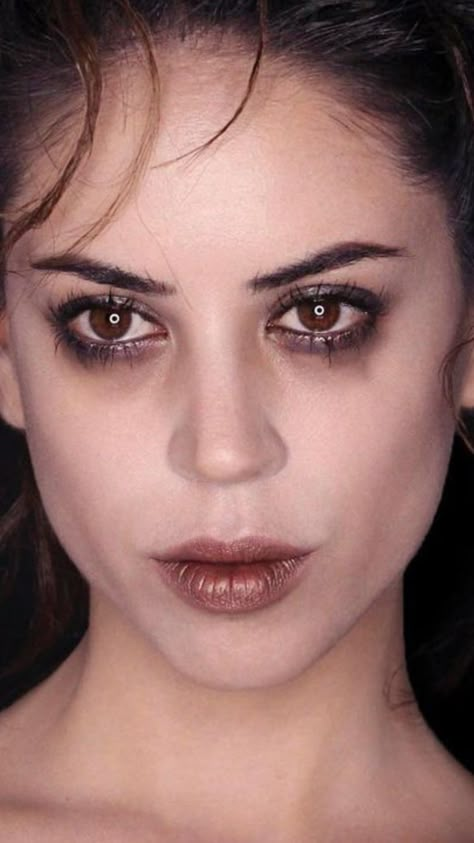 Twilight Vampire Makeup, 90s Witch Makeup, Marla Singer Makeup, Subtle Vampire Makeup, Marla Singer Outfit, Smudged Makeup Aesthetic, Marla Singer Costume, Grunge Eye Makeup 90s, Indie Sleaze Makeup