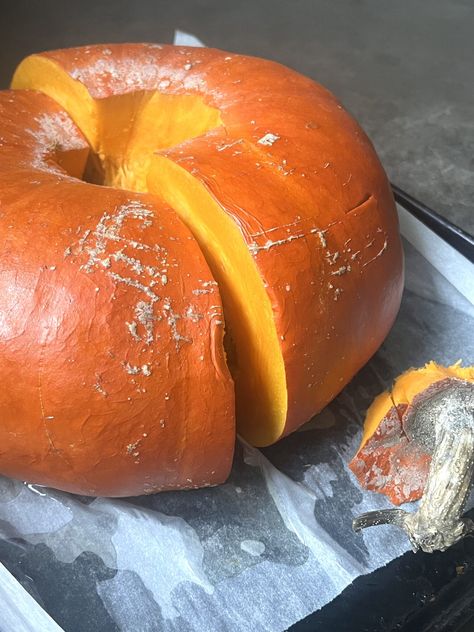 How to Cook a Whole Pumpkin (and Make Puree) - Mom's Kitchen Handbook Whole Pumpkin, Pumpkin Flan, Pumpkin Protein Pancakes, Creamy Pumpkin Soup, Food Preserving, Pumpkin Loaf, Biggest Pumpkin, Pumpkin Pasta, Homemade Pumpkin Puree