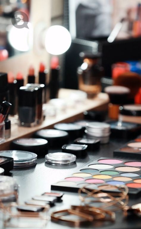 How much do #makeupartists charge? 🤔 If you dream of becoming a professional #MUA, this is definitely information you’ll need to know! 👍 Read on as we break down the best practices for pricing your #makeup services, so YOU can set your dream career up for success! 💕 Frosty Pink Lipstick, Professional Makeup Artist Kit, Doing Makeup, Brown Hairstyles, Makeup Artist Kit, Orange Blush, Hair Color Brown, Best Makeup Artist, Blue Eyeliner