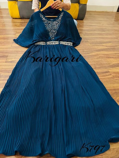 Long Frocks Designs, Party Wear Frocks, Frocks For Kids, Moslem Fashion, Long Dress Patterns, Simple Blouse Designs, Kids Dress Patterns, Fancy Frocks, Kurta Neck Design