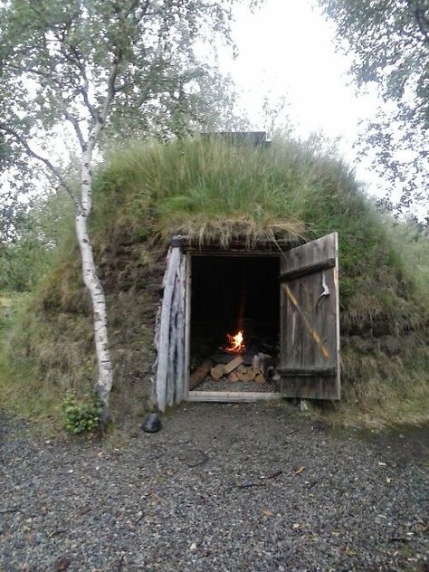 Primitive Houses, Casa Hobbit, Bushcraft Shelter, Earth Sheltered, Survival Quotes, Underground Homes, Survival Gardening, Peaceful Home, Bushcraft Camping