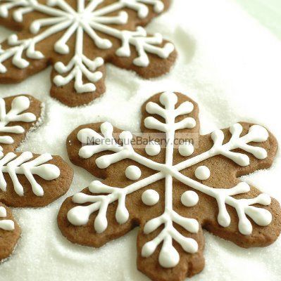 Snowflakes by Merengue Bakery via Flickr Ginger Bread Cookies Recipe, Snowflake Cookies, White Icing, Gingerbread Cookie, Christmas Cookies Decorated, Christmas Cooking, Christmas Goodies, Icing Cookies, Christmas Gingerbread