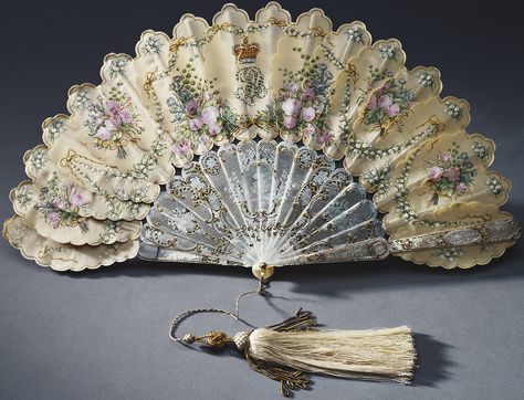 Fan presented to Queen Victoria by Prince Albert on her 39th birthday. May 1858. Prins Albert, Antique Fans, Feather Fan, The Royal Collection, Vintage Fans, Beading Ideas, Hand Held Fan, Prince Albert, Cream Silk