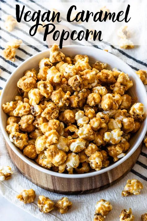 Vegan Caramel Popcorn, Snack Christmas, Caramel Popcorn Recipe, Vegan Holiday Cookies, Vegan Popcorn, Vegan Gingerbread Cookies, Popcorn Recipes Caramel, Vegan Christmas Cookies, Vegan Pecan