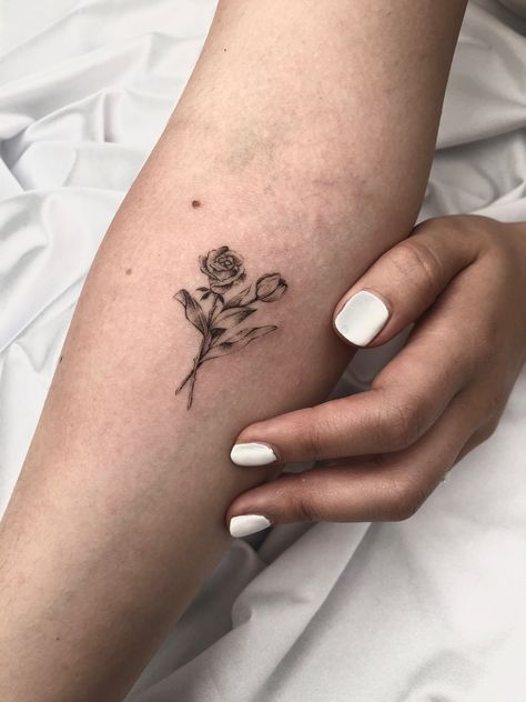 Fine line tattooby @1991.ink Rose And Tulip Tattoo Design, Tulip Rose Tattoo, Rose And Tulip Bouquet Tattoo, Tulips And Roses Tattoo, Tulip And Rose Tattoo, Grandparent Tattoo, Heart Flower Tattoo, Tattoo Friends, Wrist Tatoo